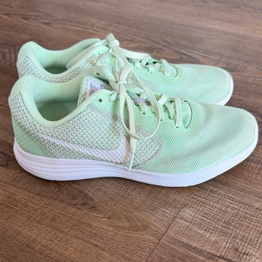 Nike Light Green Running Walking Shoes Women’s Size 7.5